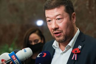 Okamurovi hrozí řízení za výrok vůči Adamové. Urazil ženy, míní její kolegyně