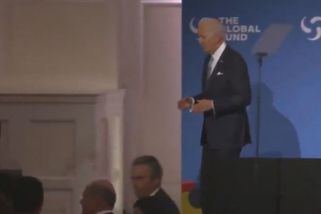 Známky nemoci, nebo tanec před kamerou? Biden středem pozornosti