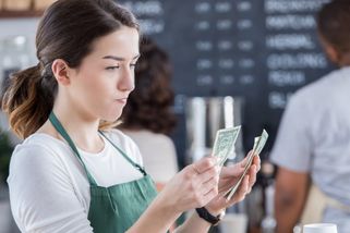 Brusel chce, aby firmy zveřejňovaly mzdu v inzerátech na práci. K čemu to povede?