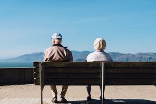 Co si Češi myslí o důchodové reformě? Odchod do penze nechtějí oddalovat ženy a lidé s nižším vzděláním, ukazuje průzkum