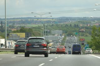 Podpora elektromobilů slábne: po parkování přijdou i o bezplatné dálnice