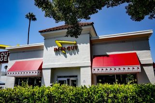 Puberťáci čekali a při objednávce s číslem 67 začali řvát. Americký fastfood ji vyřadil - Novinky