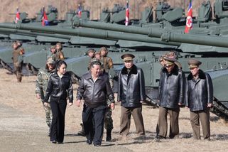 ‚Nikde jinde na světě takový nemají.‘ Vůdce KLDR Kim Čong-un dohlížel na útočné manévry s novými tanky