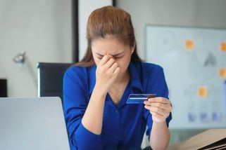 Poslala desítky tisíc korun za pneumatiky. Obutí kol se ale nedočkala