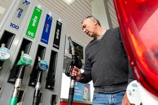 Pohonné hmoty obnovily zlevňování. Řidiče čeká poměrně levný rok