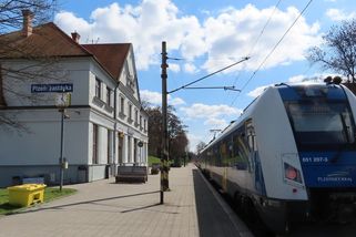 Železniční zastávka v kubistickém stylu, která se hned tak jinde neuvidí - Médium.cz