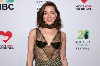 Hvězda Bílého lotosu na obálce magazínu odhalila skoro celá ňadra: „Plenky“ místo kalhotek ale fanoušky zaskočily - Super.cz