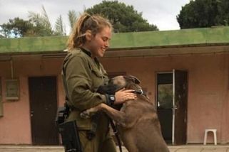 Rozdala lidem pušky a začali střílet teroristy. Jak mladá hrdinka zachránila kibuc - Novinky