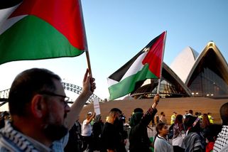 Zplynujte Židy, znělo na demonstraci v Sydney. Policie ale zatkla muže s izraelskou vlajkou - Novinky