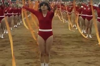 Strahovský stadion. Místo, které pamatuje nahaté vojáky, nejslavnější skupinu světa, bujné adolescentky i prezidentova koně | Kudy šly dějiny