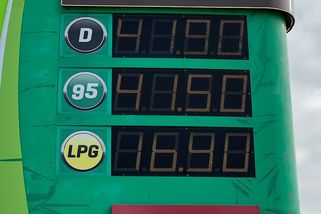 Na český trh tlačí válka: Benzin i nafta zdražily na rekordní maximum - Garáž.cz