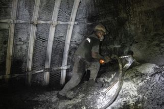 Svět se vrací k uhlí, Tykačovy elektrárny pojedou minimálně do března 2027 - Echo24.cz