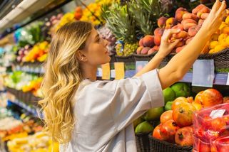 Premiér slíbil zlevňování. Ve světě přitom opravdu klesají ceny potravin i energií