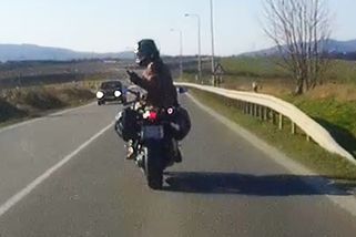 Konflikt s motorkářem, nehoda v křižovatce a riskantní předjíždění kamionu | Brněnská odchytová – dashcam