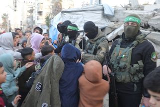 Ozbrojencům Hamásu v Gaze otrnulo. Unášejí a mučí oponenty, dětem rozdávají sladkosti - Novinky