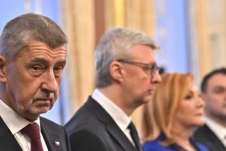 „Zdrcující.“ Opozice kritizuje vládu za hazard se...