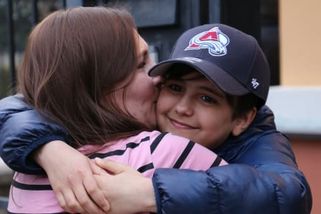 Dojemné shledání a emotivní fotky: Chlapec, který přijel sám z Ukrajiny, už je zase s maminkou