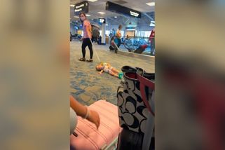 Matka na letišti táhla po zemi dítě na vodítku. Osm sekund rozdělilo internet