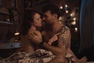 Fešák Vacula jako kněz ve žhavé milostné scéně. Mrkněte na kontroverzní scény