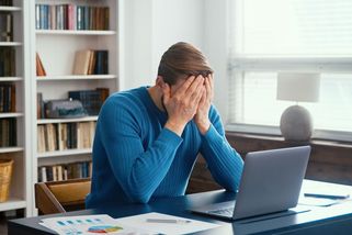 Šáleného muže ze Zlínska nezastavila ani banka, podle instrukcí ženy ze seznamky odeslal přes 300 tisíc - Novinky