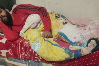 REPORTÁŽ: Milan po skoku z policejní stanice ochrnul, lékaře hledá měsíce. Proleženiny řeší pohotovost