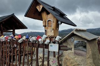 Valach postavil orloj z ořechu, jeho obyvateli jsou Rumcajs, Golem i Krakonoš - Novinky