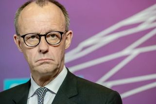 Student měl na transparentu peprný vzkaz pro Merze. Policie ho začala ihned vyšetřovat - Echo24.cz