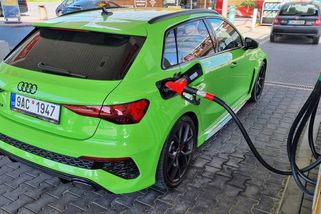 Ceny na pumpách neustále rostou. Ale pumpaři jsou v tom prý nevinně