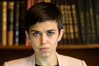 Ostrá slova Olgy Richterové vůči opozici. Místo důležitých věcí musíme řešit absurdity, svět už ale Česko zase bere vážně a jsme hodně slyšet