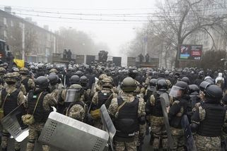 Drama v Kazachstánu: Dav zbil policisty, zkonfiskoval jim zbraně a zapálil sídlo prezidenta i radnici - Novinky