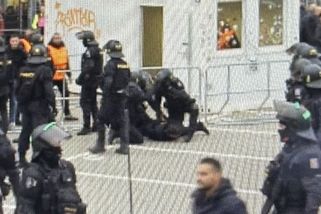 Desítky fanoušků Ajaxu v Praze zkusily násilím vniknout na stadion, zasahovali těžkooděnci - Novinky