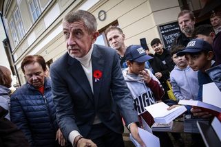 Babiš slibuje zadlužit příští generace, jeho stoup...