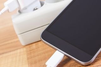 Desítky mobilů mají stále konektor, který byl zakázán - Novinky