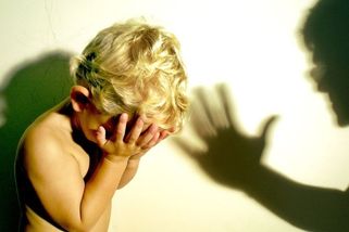 Mámě odpustit nedokážu, říká kluk prodaný tyranovi - Novinky