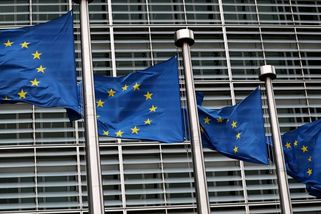 „Perverze uprostřed krize.“ Úředníkům v EU se razantně zvýší platy - Novinky