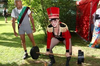 Odvážná a pořádně sexy Marta Jandová, jak ji neznáte. Žádná sukně! Venku jen v body a síťovaných punčochách