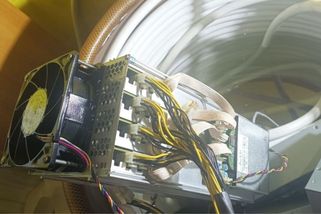 Bitcoiny si vyrábí zdarma pomocí vlastního systému. Kutil z jižních Čech jej představil na videu