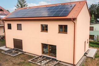 Postavily si dvojdům obklopený sedmi sousedy. Tříleté trápení na úřadě ukončilo až pohotové jednání firmy