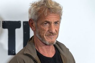 Je to rebel! Sean Penn to na Glóbech rozjel po svém: Přes striktní zákaz kouření si připaloval jednu od druhé - Super.cz