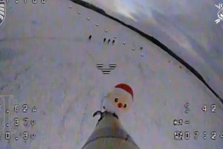 Ukrajinci poslali na Severokorejce v Kurské oblasti drony se Santa Clausem. Zveřejnili video | Novinky.cz: Zahraniční