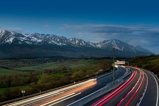 Vyrážíte autem na Slovensko? Zjistěte, kolik zaplatíte za dálniční známku - Garáž.cz