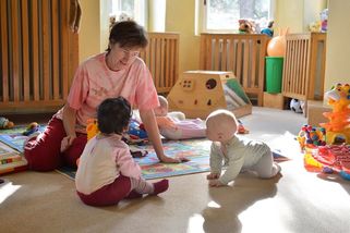 Polovinu dětí v kojeneckých ústavech tvoří Romové - Novinky