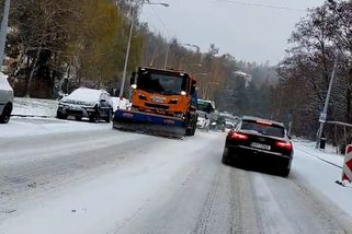 Dopravní komplikace v Brně podpořilo sněžení. Doprava v kopcích kolabuje - Novinky