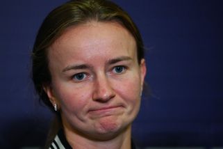 Americký novinář se v živém vstupu posmíval Krejčíkové kvůli vzhledu: Tvrdý trest ho neminul