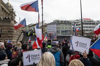 „Ponížení, oklamaní a okradení.“ Policie odklonila stovky protestujících od Národní třídy - Echo24.cz