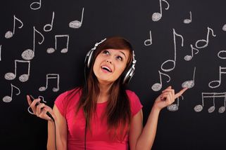 Kvíz: Poznáte slavné hity a zpěváky. Senioři jsou si jistí, ale pár otázek je rychle vyvede z míry - Médium.cz