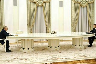 Proč tak dlouhý stůl? Macron v Kremlu odmítl test na covid, aby Moskva neměla jeho DNA - Novinky