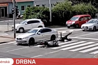 Mladíci projížděli Brnem jako v GTA. Srazili motorkáře a bourali do aut