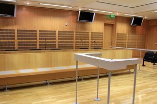 Opilý děda pustil porno a znásilnil vnučku. Může za to ten chlast, řekl u soudu - Novinky