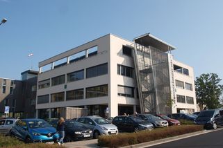 Lékaři karlovarské nemocnice podávají výpovědi jako na běžícím pásu, spory s novou ředitelkou gradují - Novinky